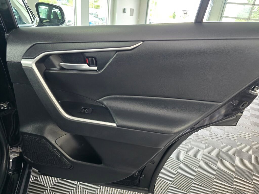 Used 2025 Toyota RAV4 XLE AWD/4WD image 39