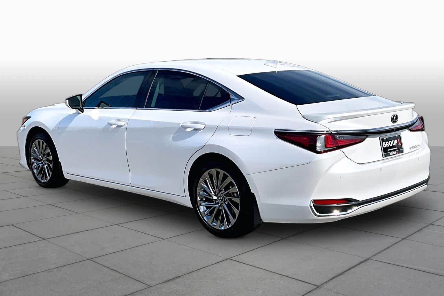 Used 2024 Lexus ES 300h w/ Luxury Package FWD image 11