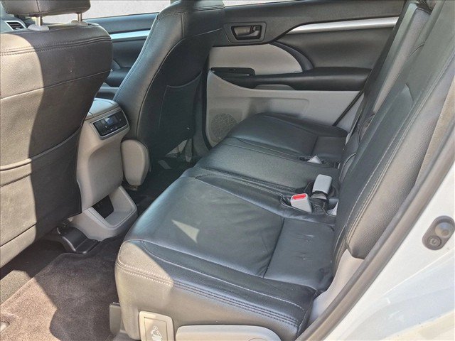 Used 2017 Toyota Highlander LE FWD image 18