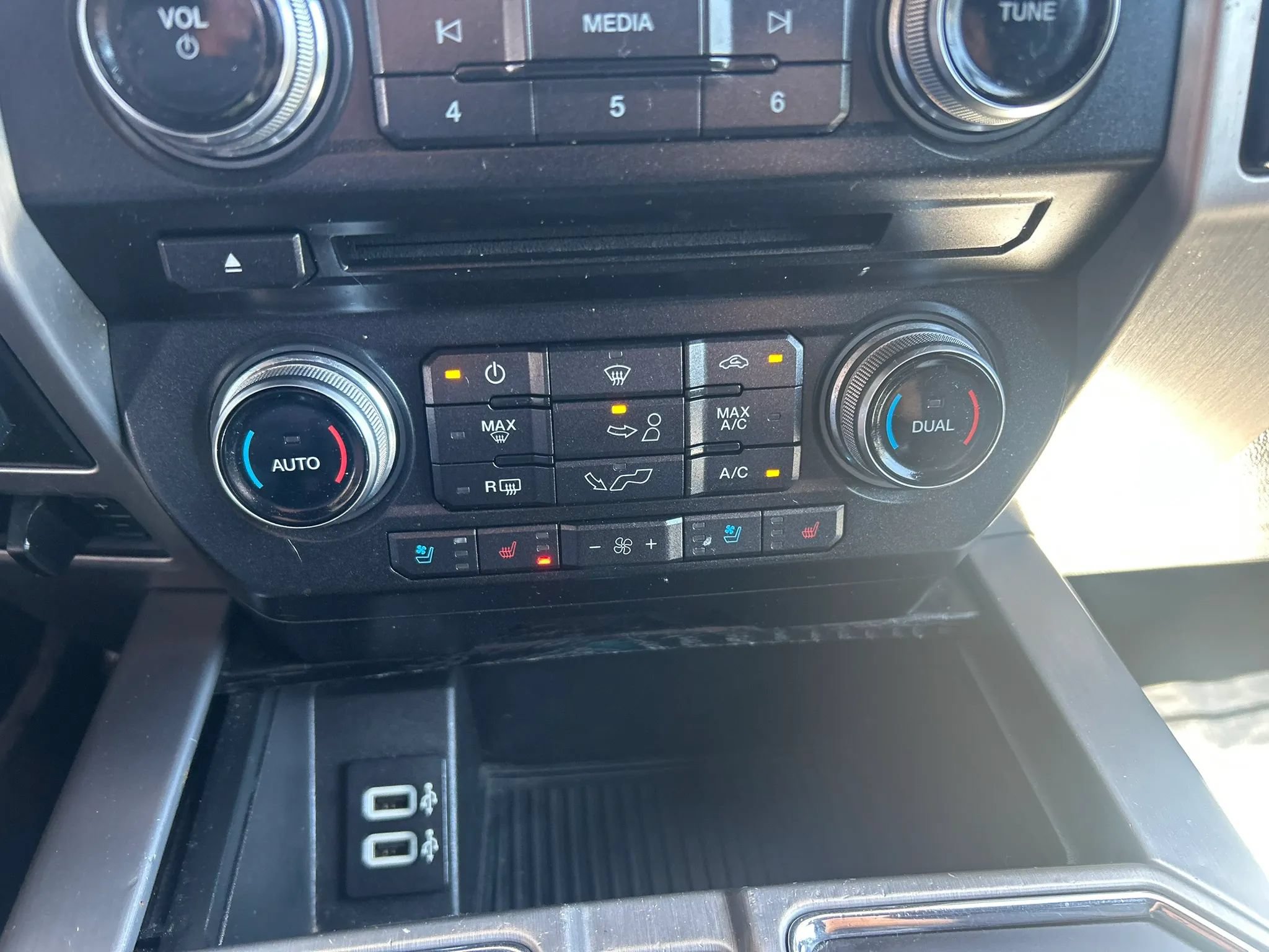 Used 2018 Ford F150 Platinum w/ Equipment Group 701A Luxury AWD/4WD image 30