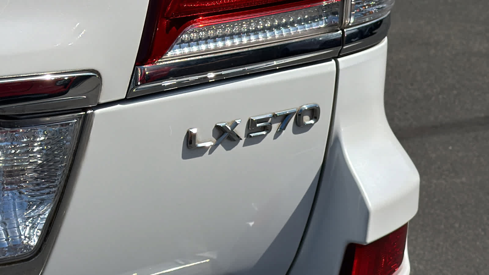 Used 2015 Lexus LX 570 4WD image 28