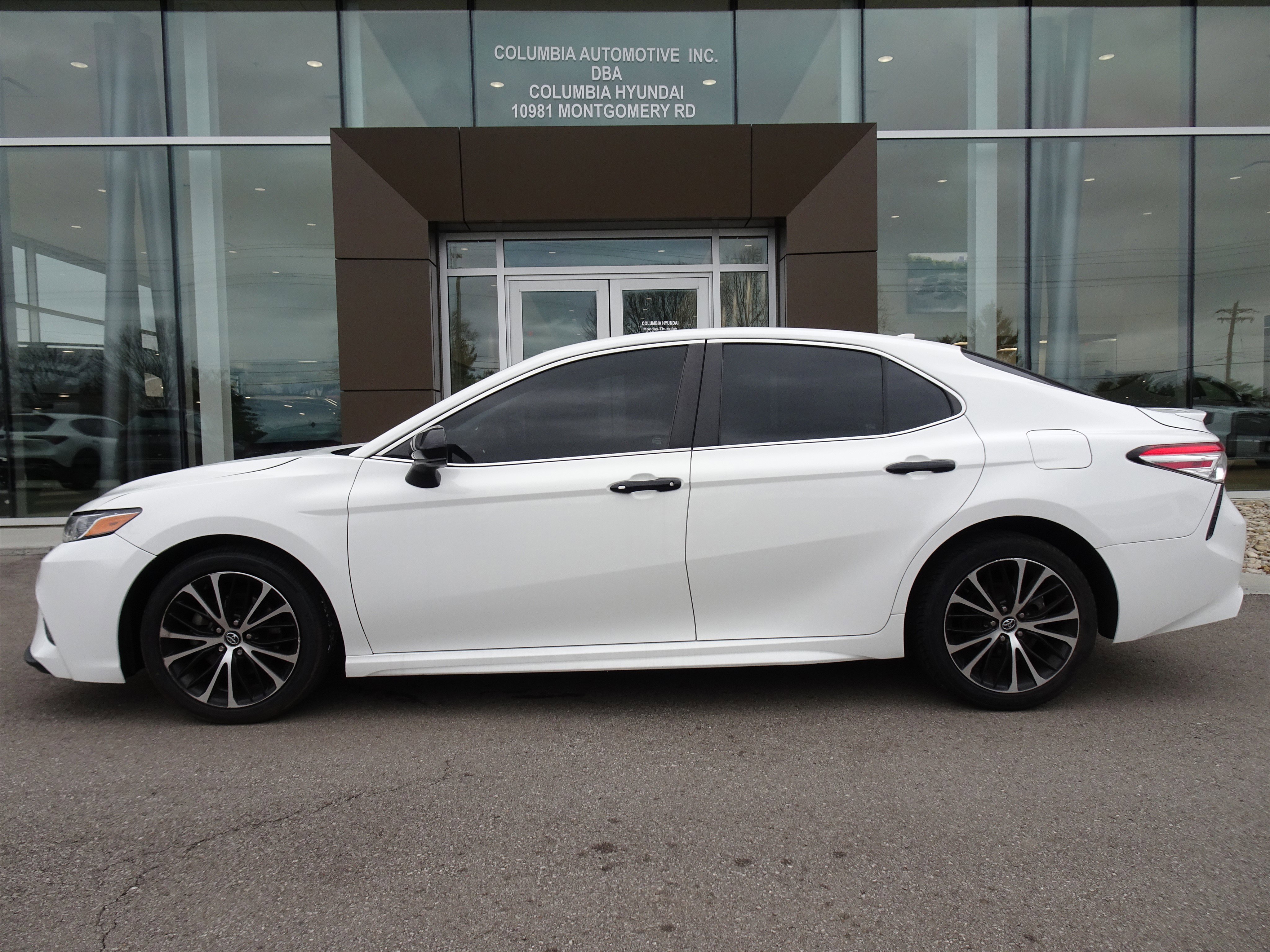 Used 2020 Toyota Camry SE image 2