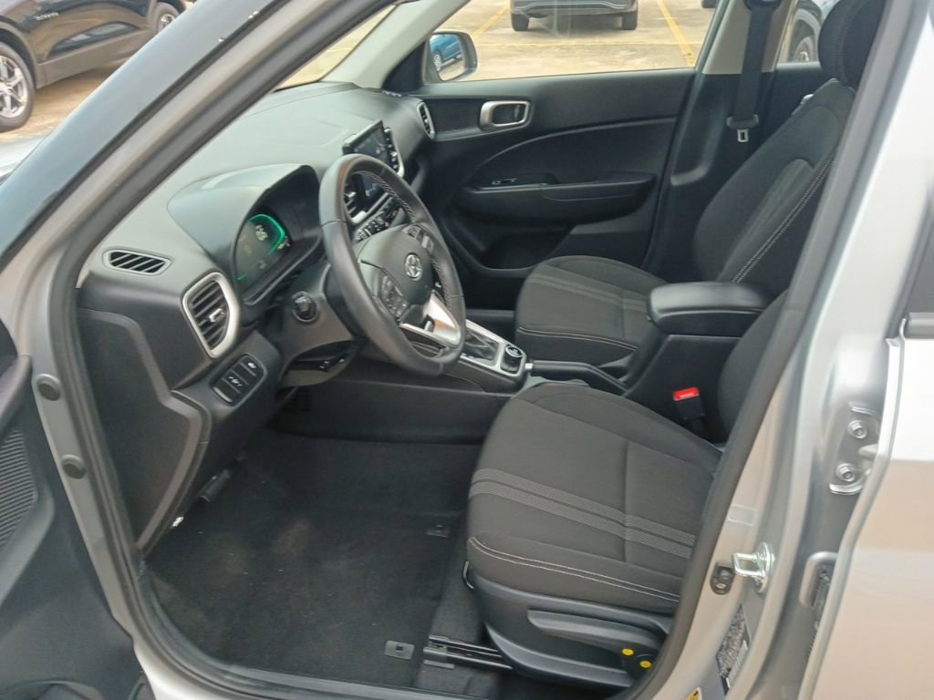 Used 2025 Hyundai Venue SEL FWD image 4