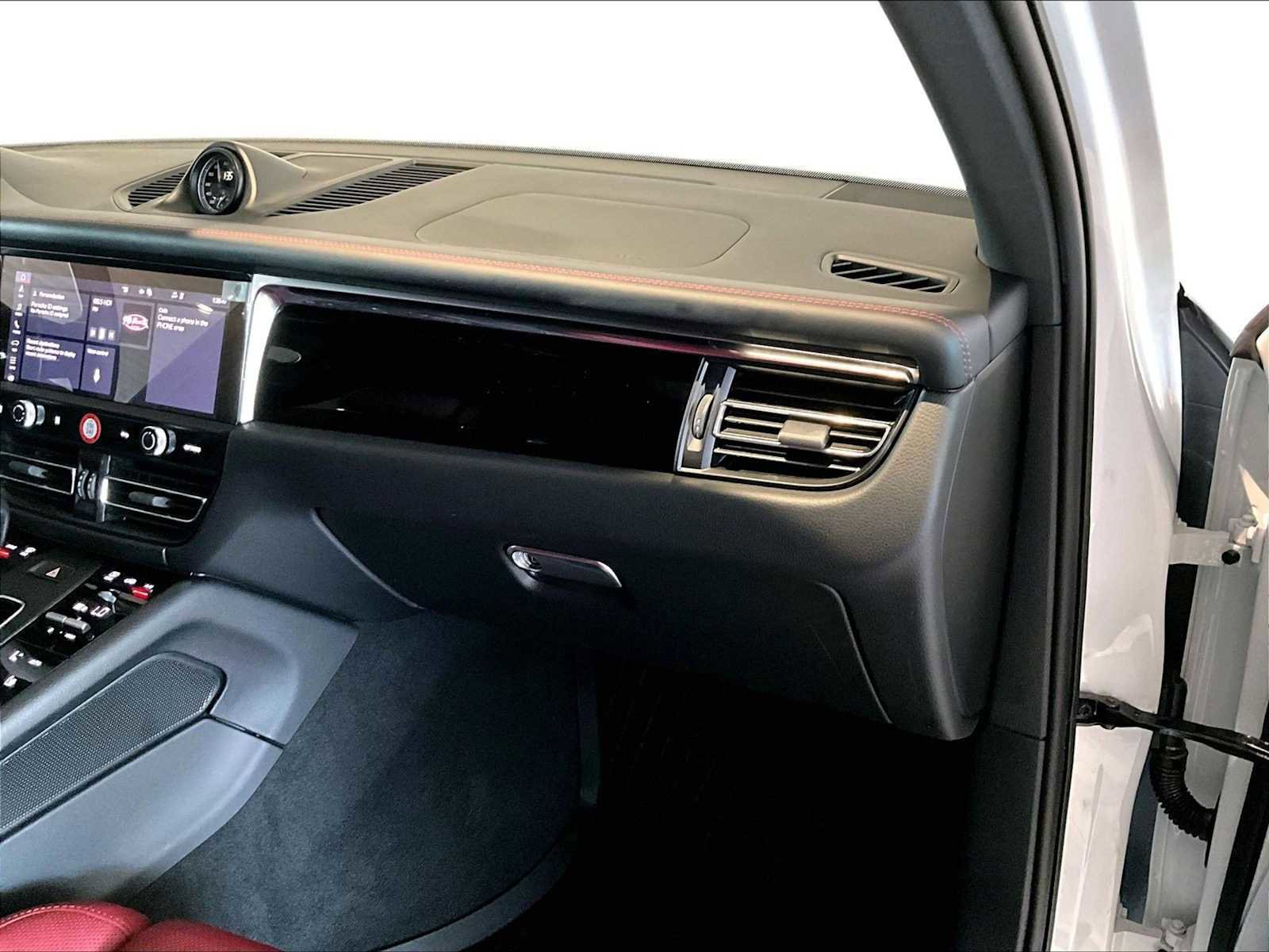 Used 2025 Porsche Macan image 23