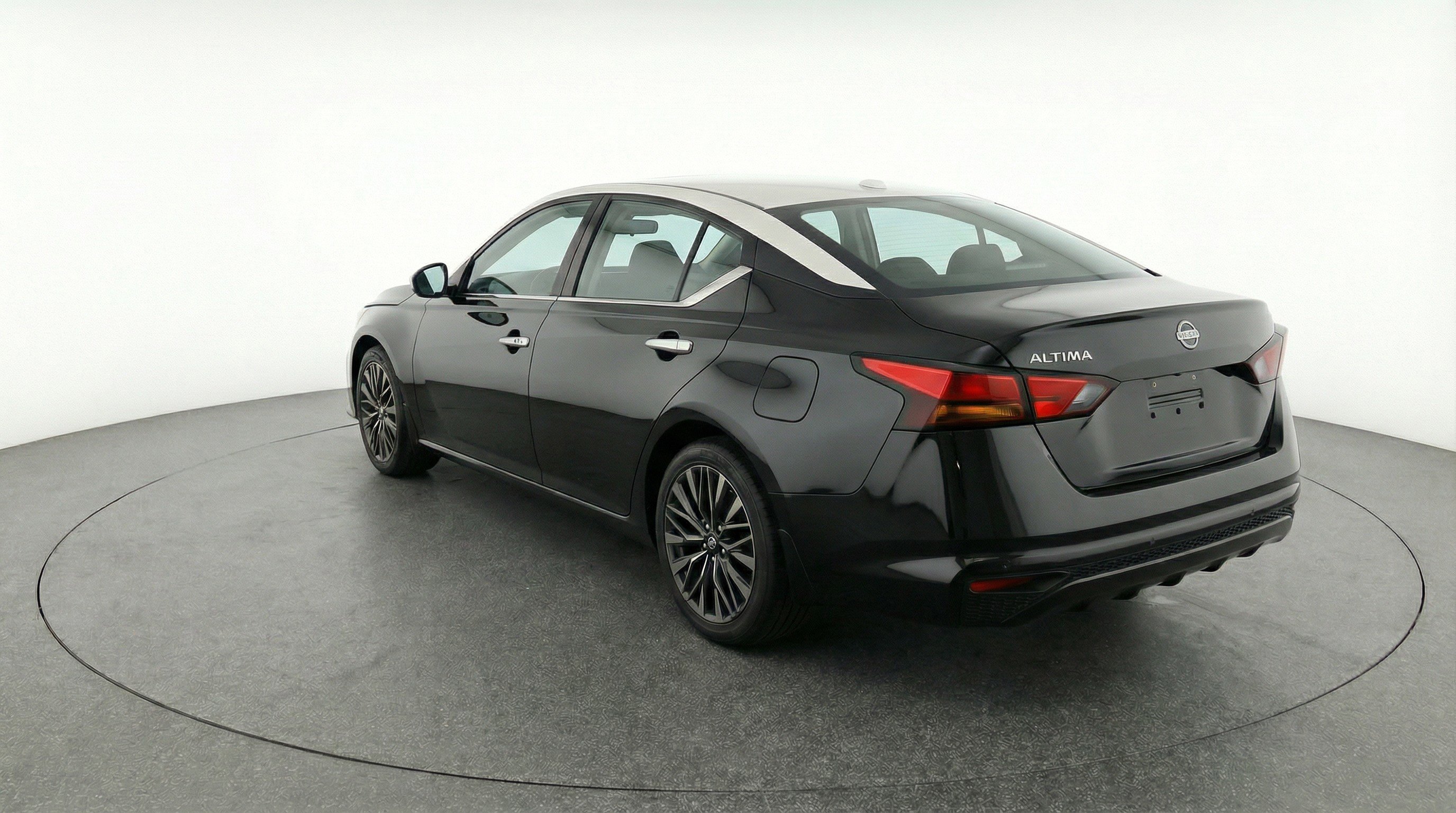 Used 2025 Nissan Altima 2.5 SV FWD image 6