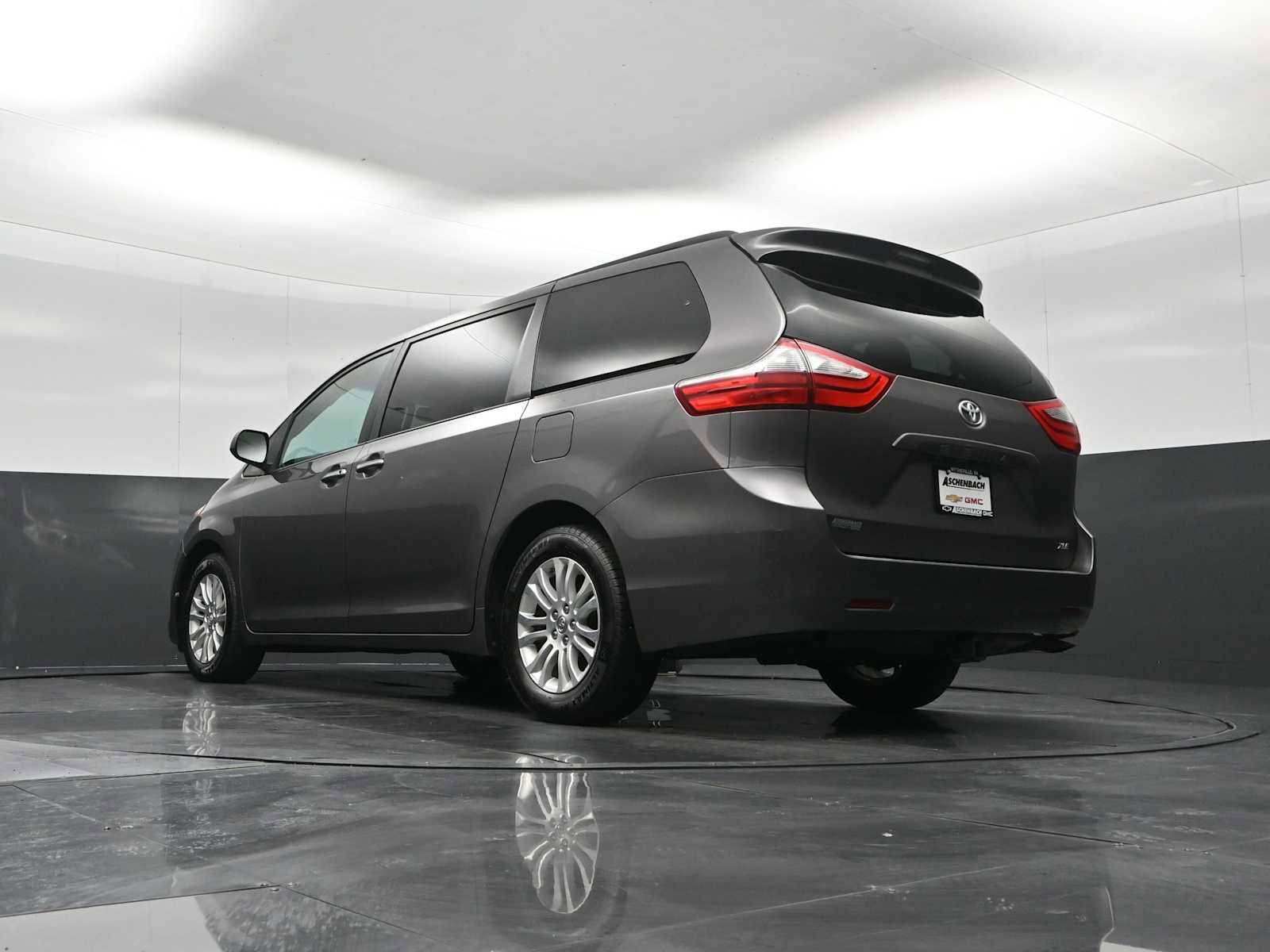 Used 2015 Toyota Sienna XLE image 27