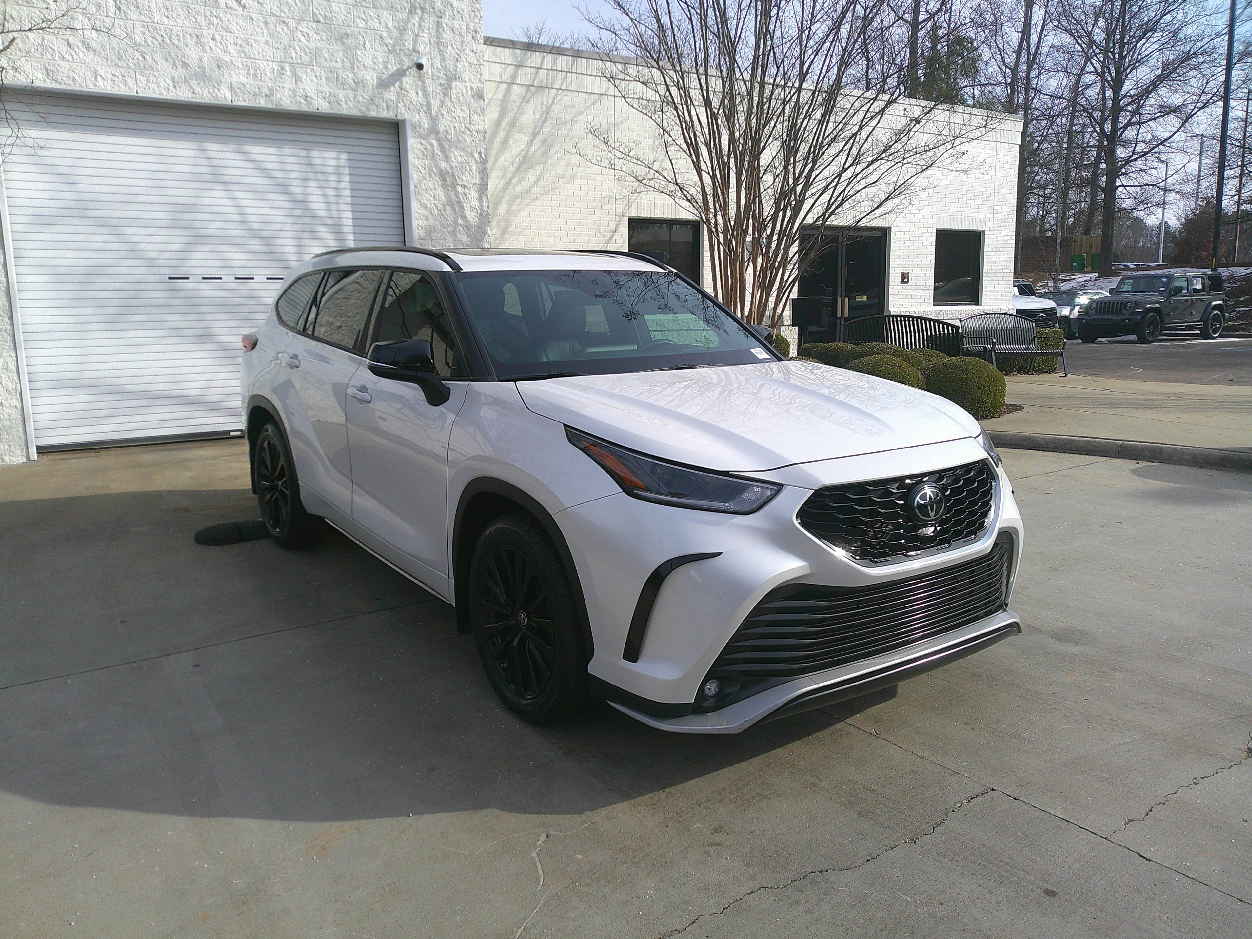 Used 2024 Toyota Highlander XSE image 2