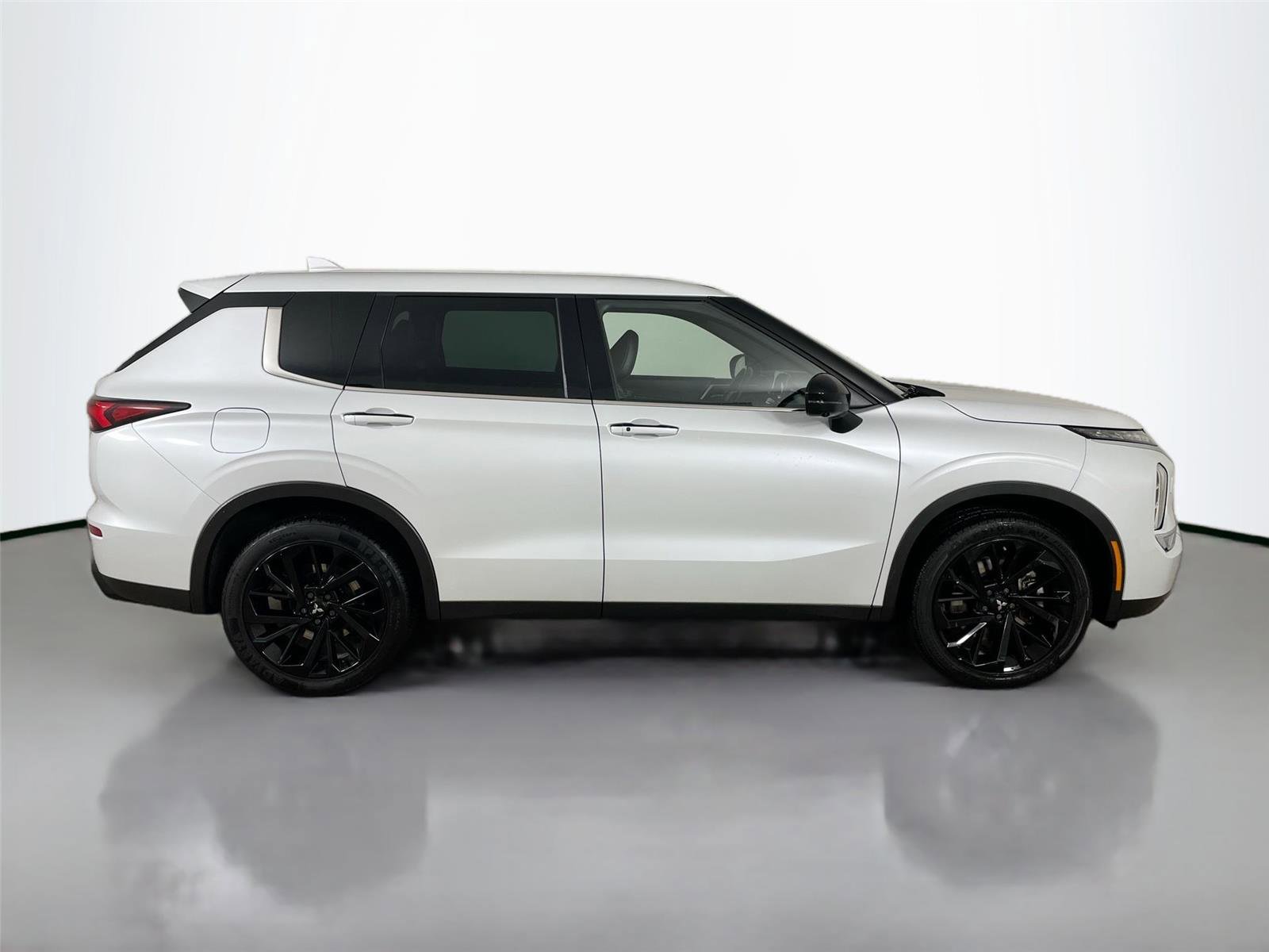 Used 2023 Mitsubishi Outlander SE Black Edition image 8