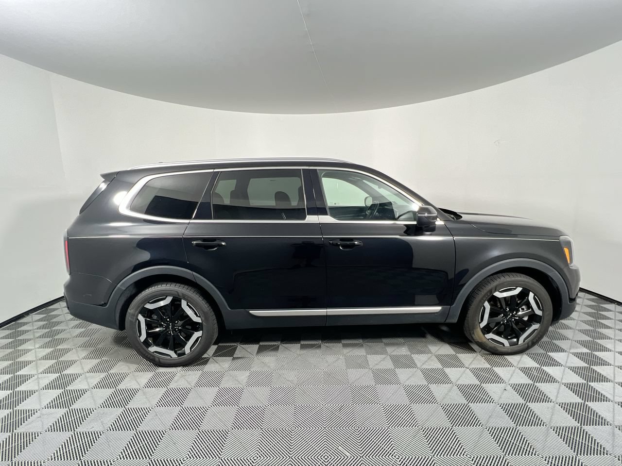 Used 2024 Kia Telluride EX w/ EX Captain's Chair Package FWD image 2