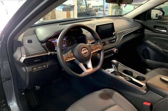 Used 2025 Nissan Altima 2.5 SV image 13