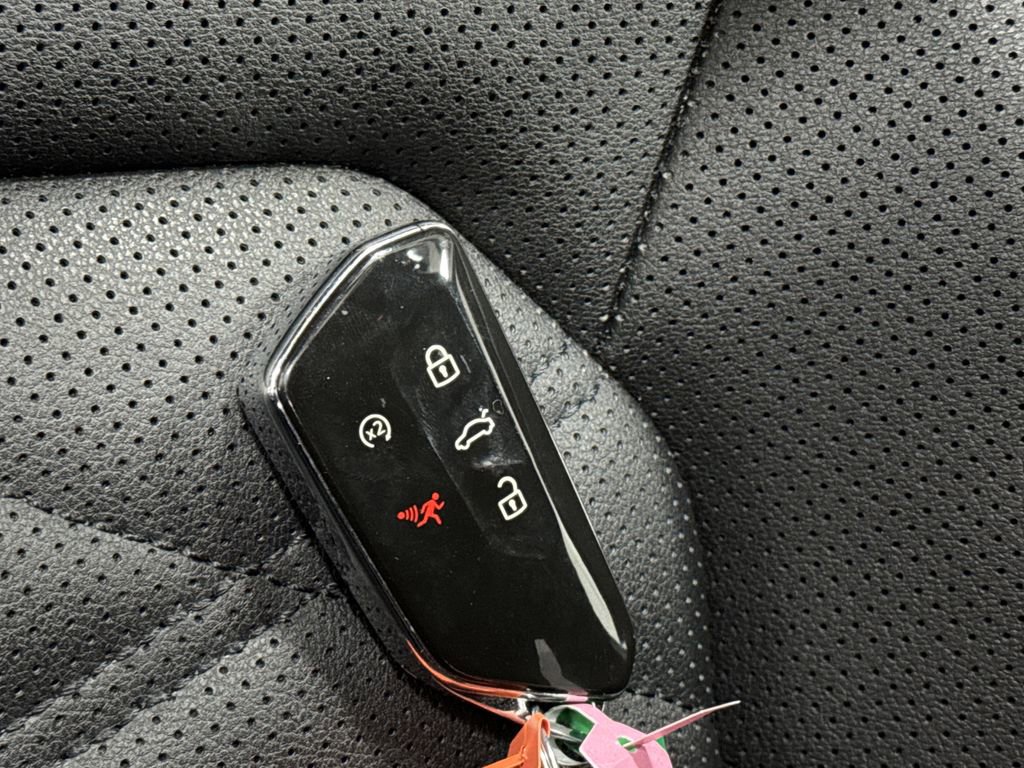 Used 2025 Volkswagen Atlas Cross Sport SE image 25