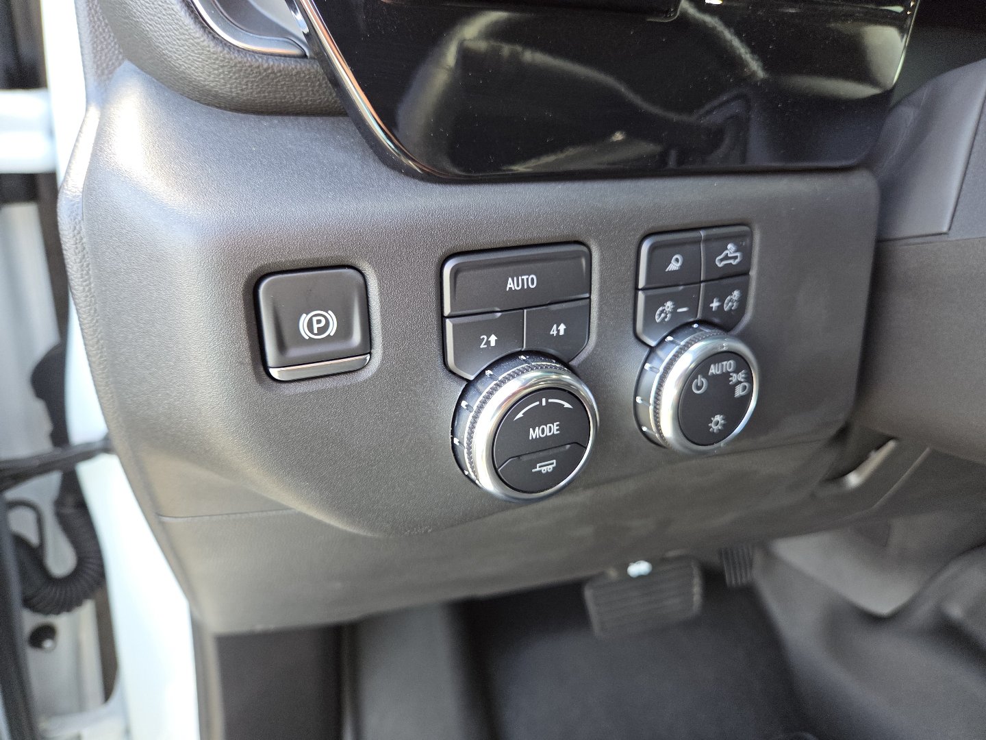 Used 2025 GMC Sierra 1500 SLE w/ Preferred Package AWD/4WD image 5