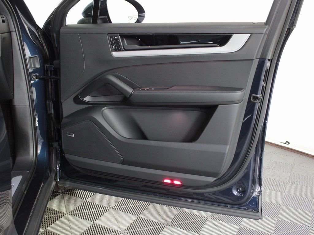 Certified 2025 Porsche Cayenne S image 38