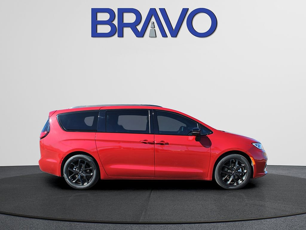 Used 2025 Chrysler Pacifica Limited image 4