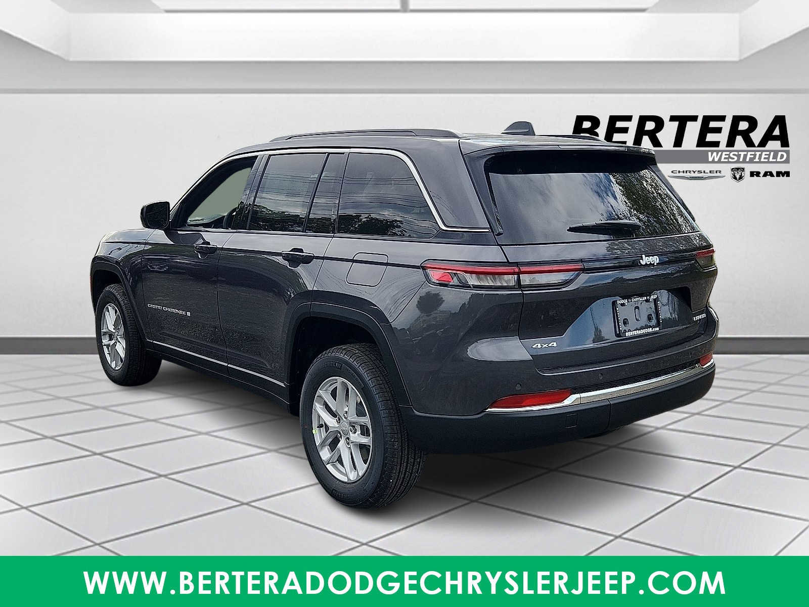 New 2025 Jeep Grand Cherokee Laredo image 3