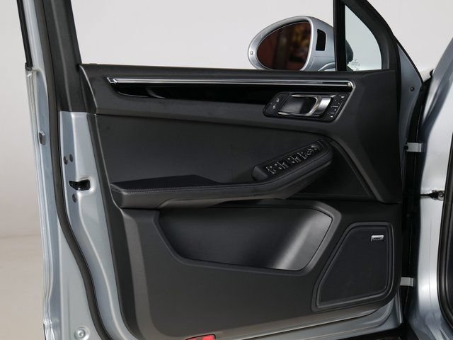 Certified 2026 Porsche Macan AWD/4WD image 30