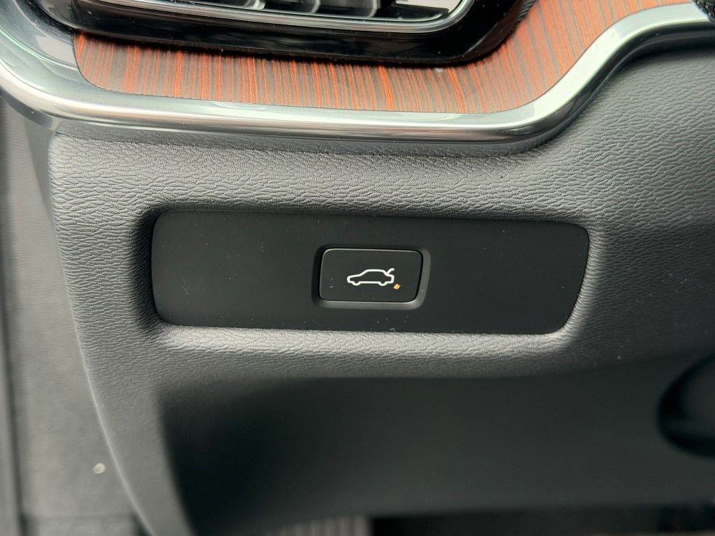 Certified 2025 Volvo V60 B5 Cross Country Plus image 36