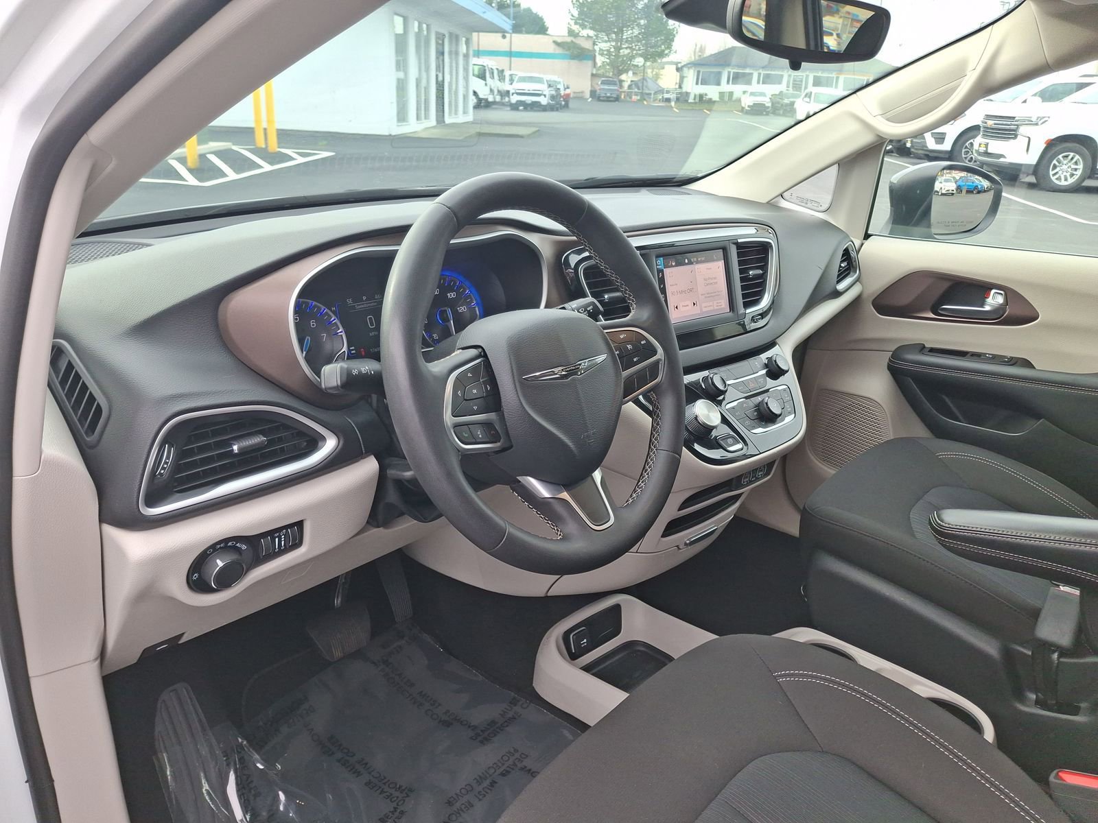 Used 2024 Chrysler Voyager LX image 18