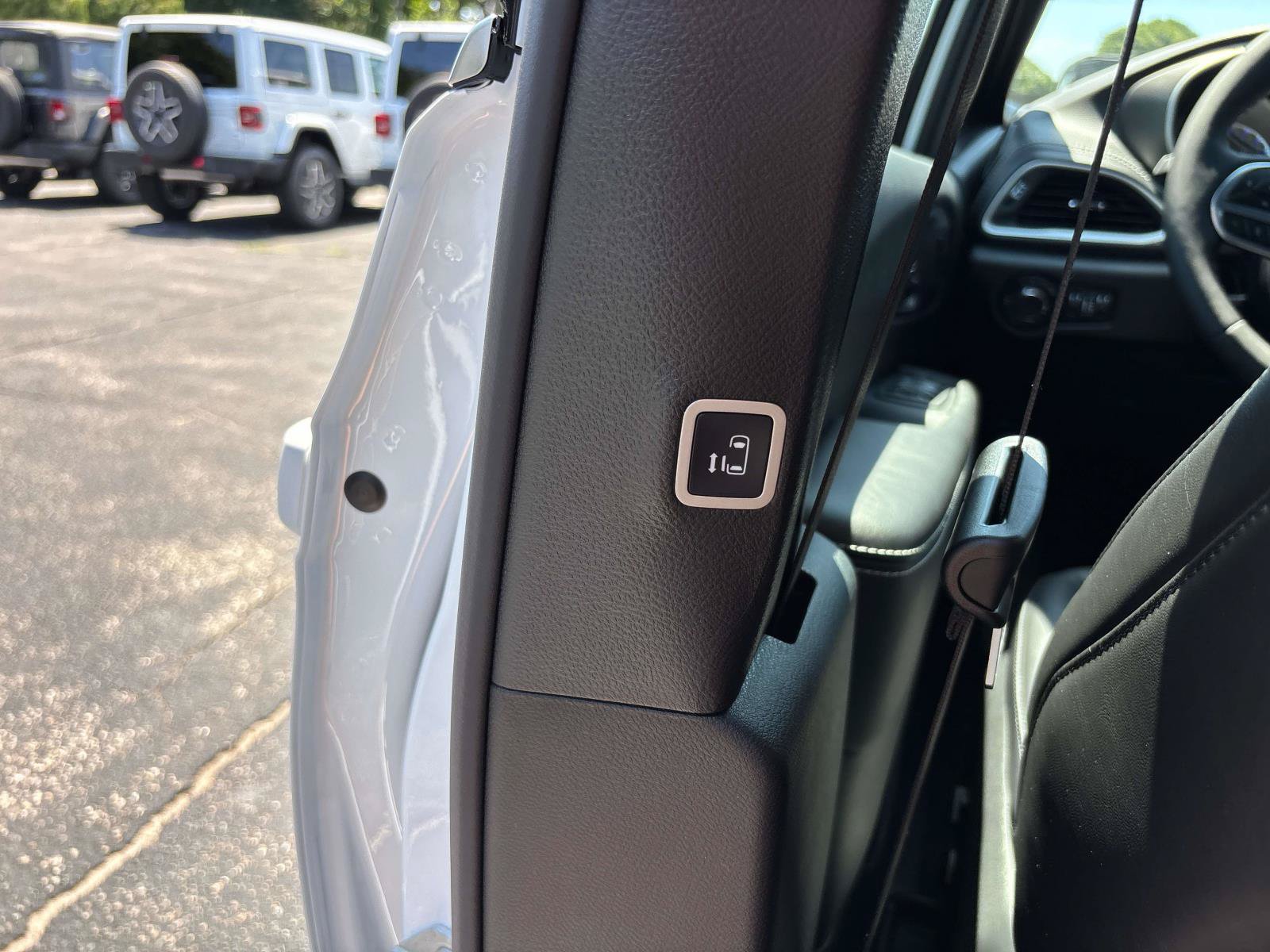New 2027 Chrysler Pacifica Select AWD/4WD image 10