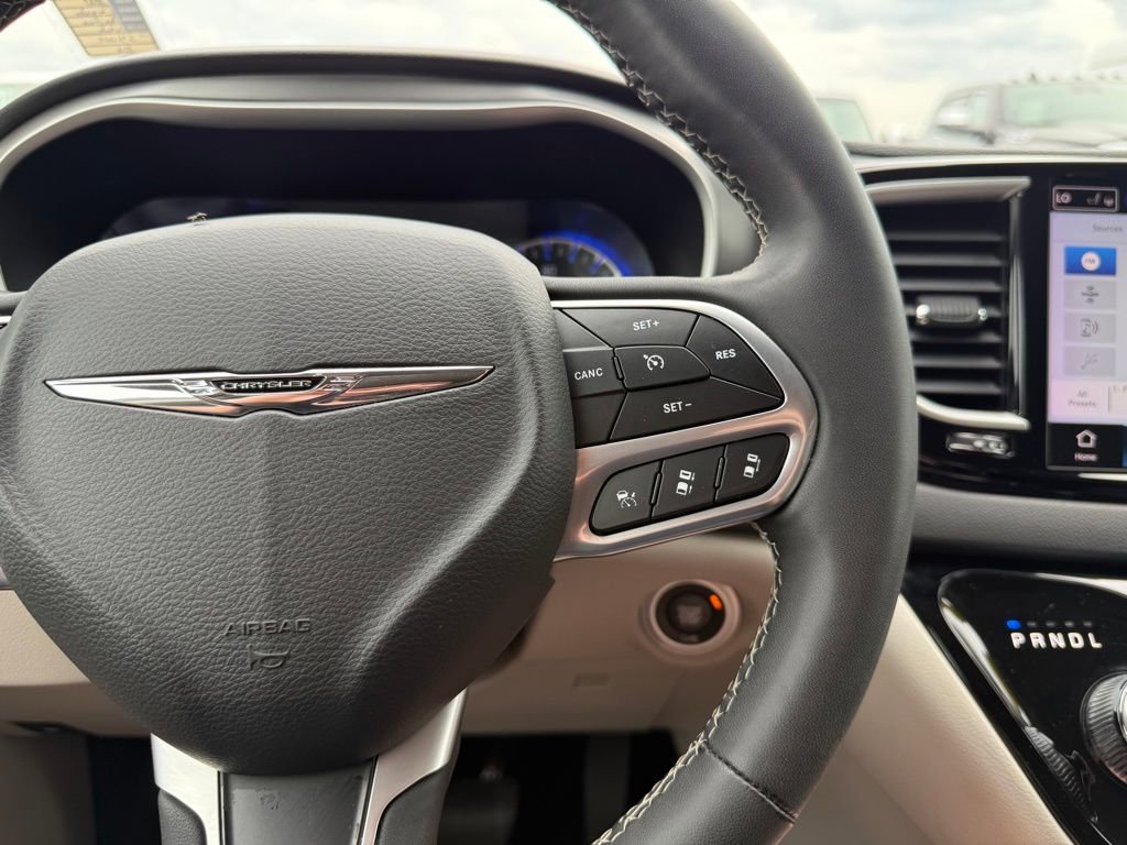 Used 2023 Chrysler Pacifica Touring-L FWD image 26