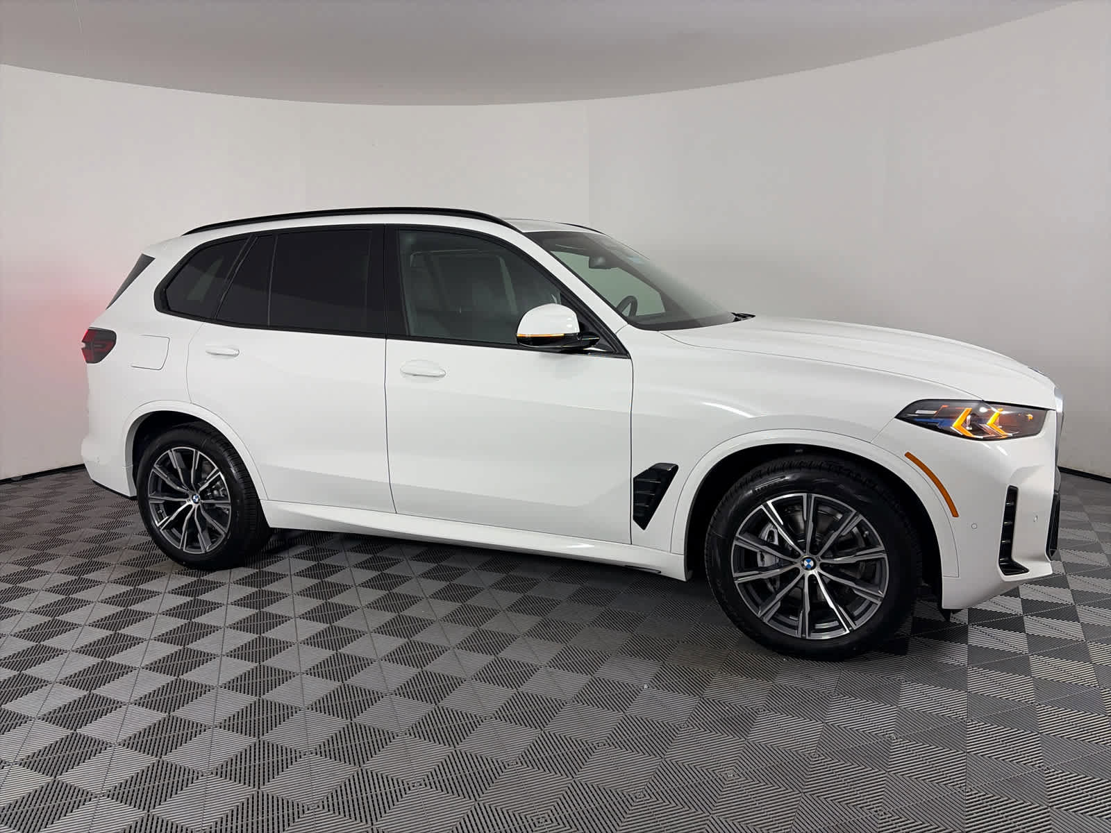 New 2026 BMW X5 sDrive40i w/ M Sport Package RWD image 3