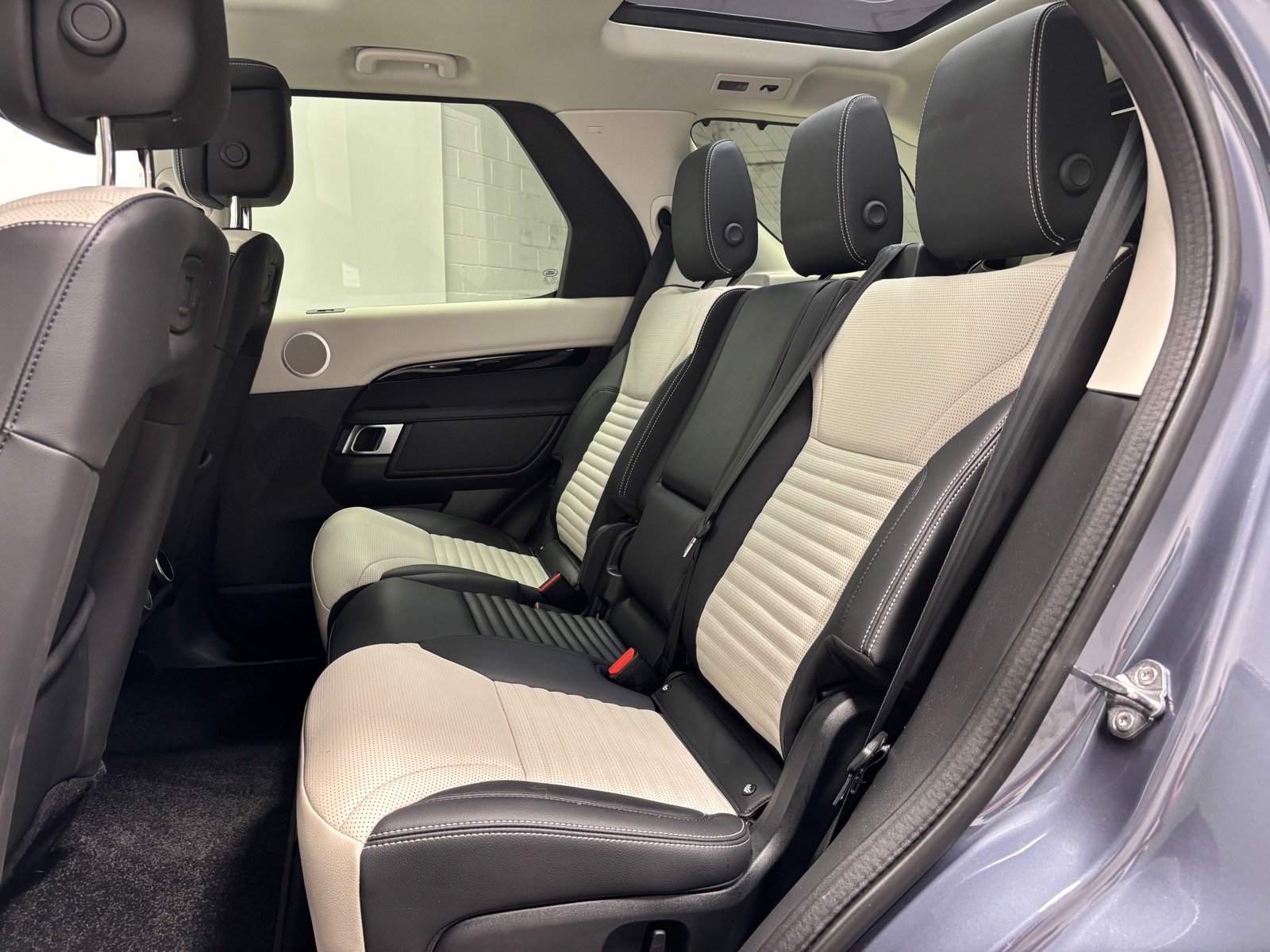 New 2025 Land Rover Discovery S AWD/4WD image 29