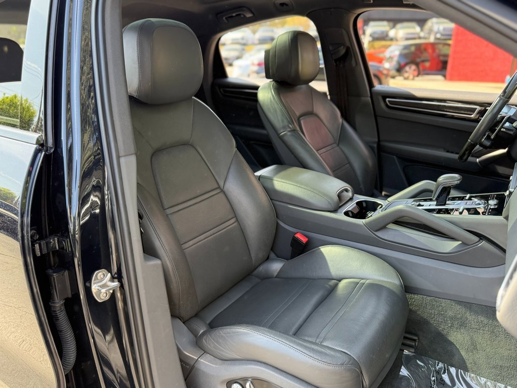 Used 2020 Porsche Cayenne image 32
