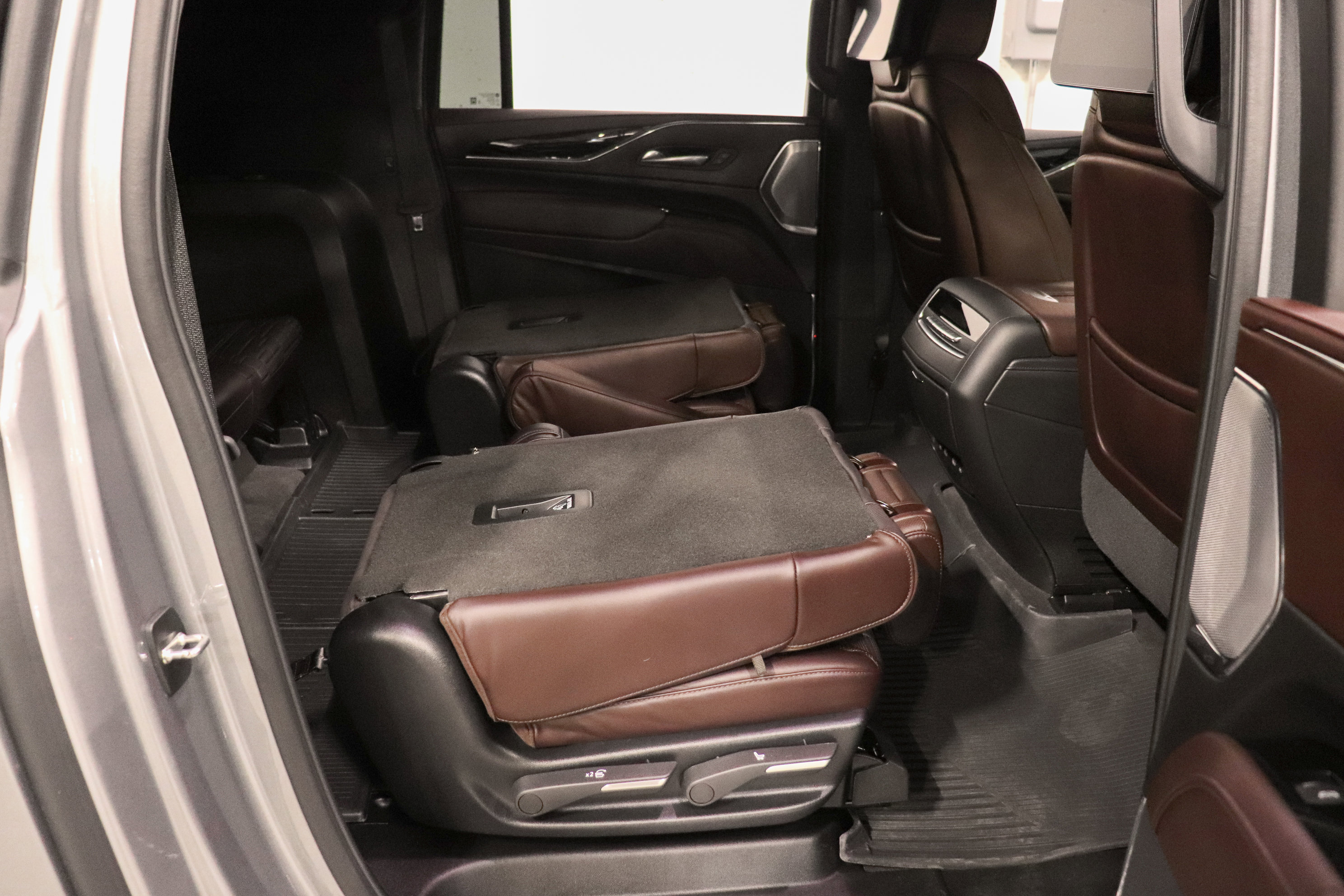 Used 2024 Cadillac Escalade ESV V w/ LPO, ONYX Package image 23