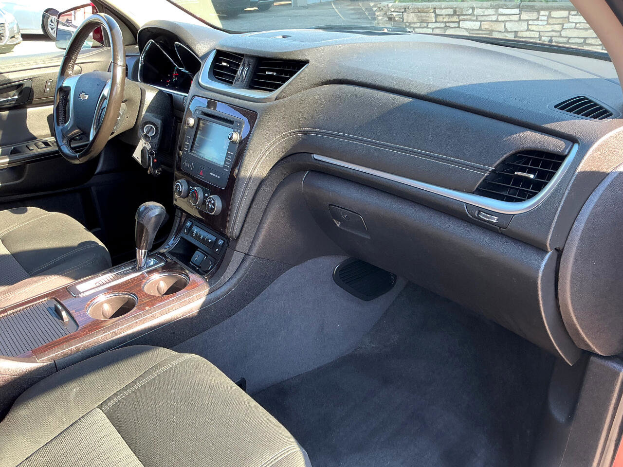 Used 2017 Chevrolet Traverse LT w/ Style and Technology Package image 9