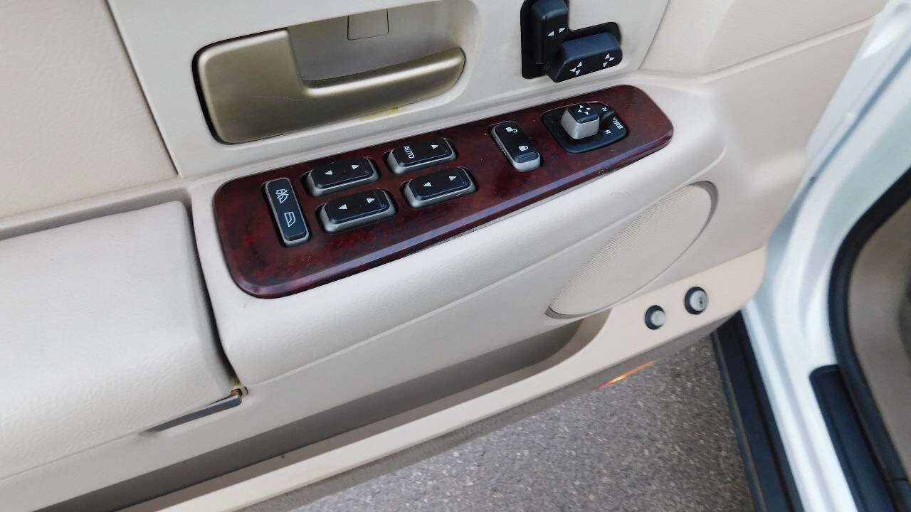 Used 2004 Lincoln Town Car Signature image 16