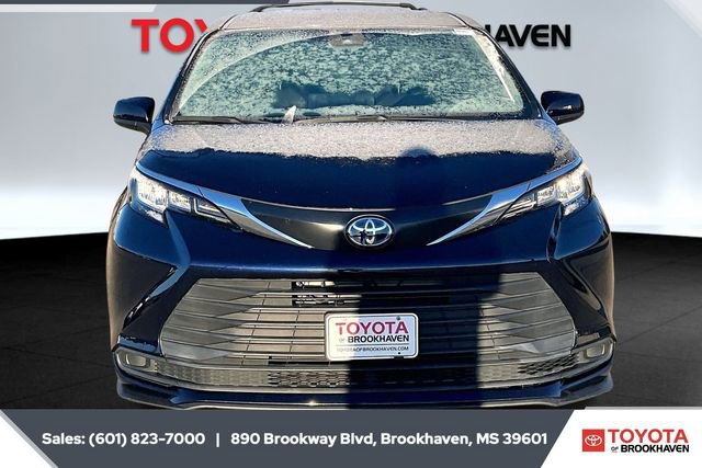 Used 2023 Toyota Sienna LE image 3