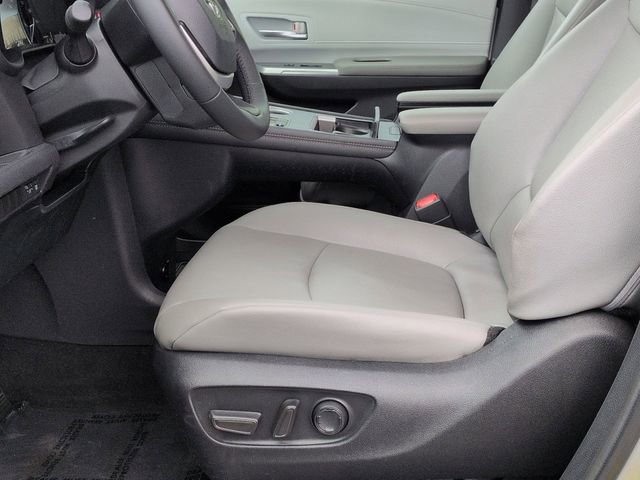 Certified 2025 Toyota Sienna XLE FWD image 13