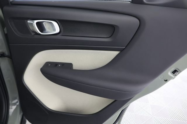 Used 2024 Volvo XC40 B5 Plus image 27
