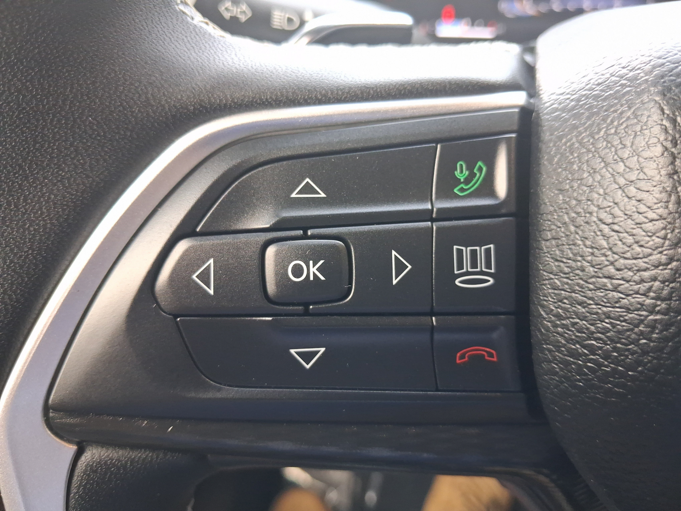 Used 2024 Jeep Grand Cherokee L Altitude RWD image 21