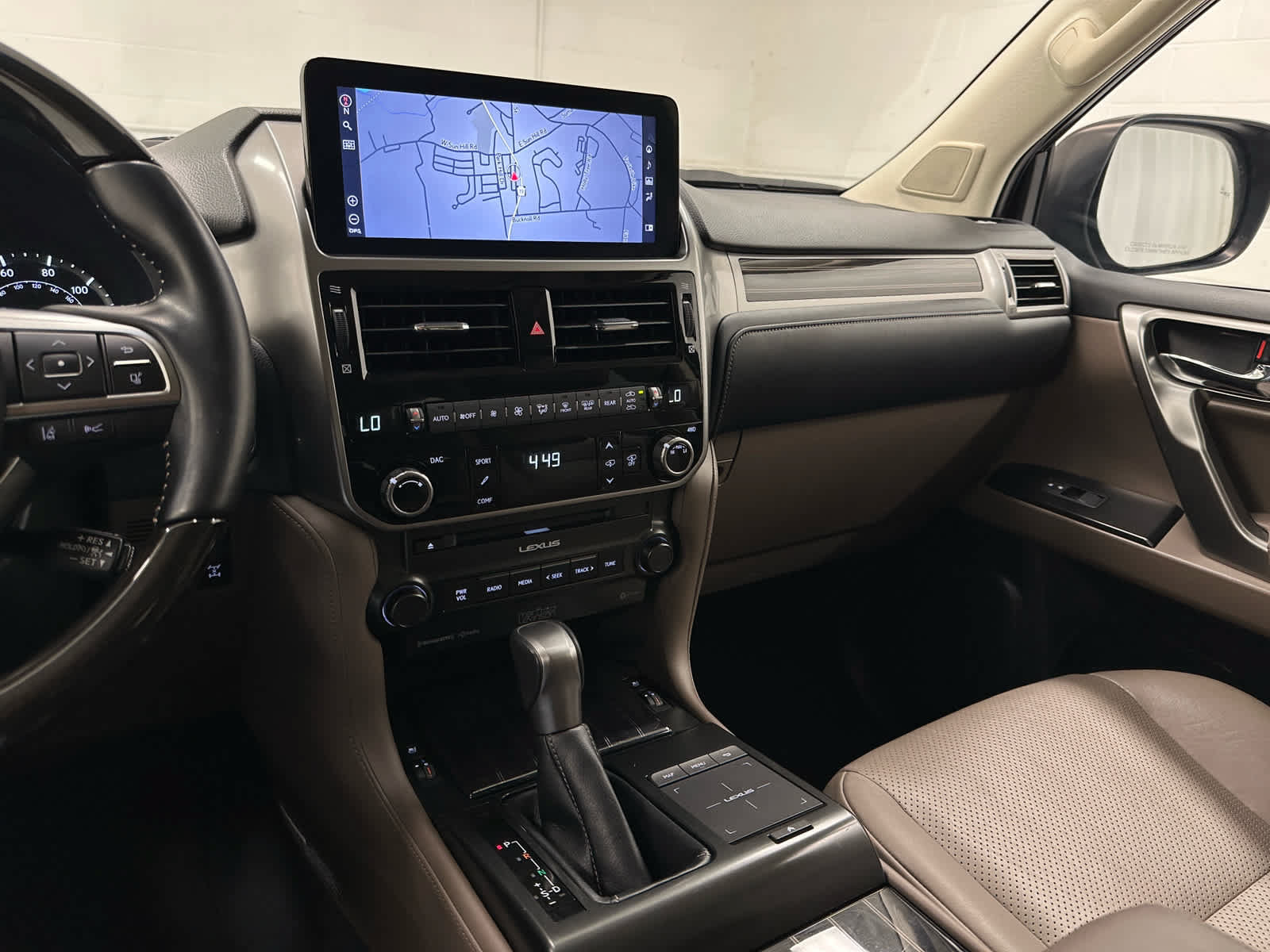 Used 2022 Lexus GX 460 Luxury w/ Sport Design Package AWD/4WD image 30