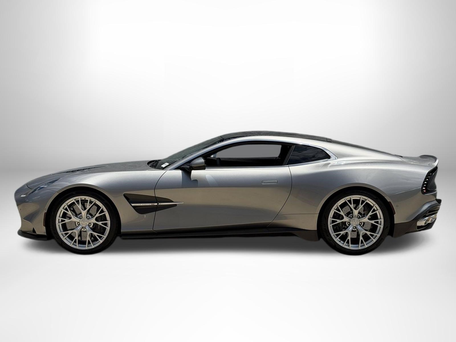 Used 2025 Aston Martin Vanquish RWD image 16