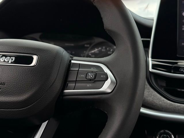 Used 2025 Jeep Compass Latitude AWD/4WD image 8