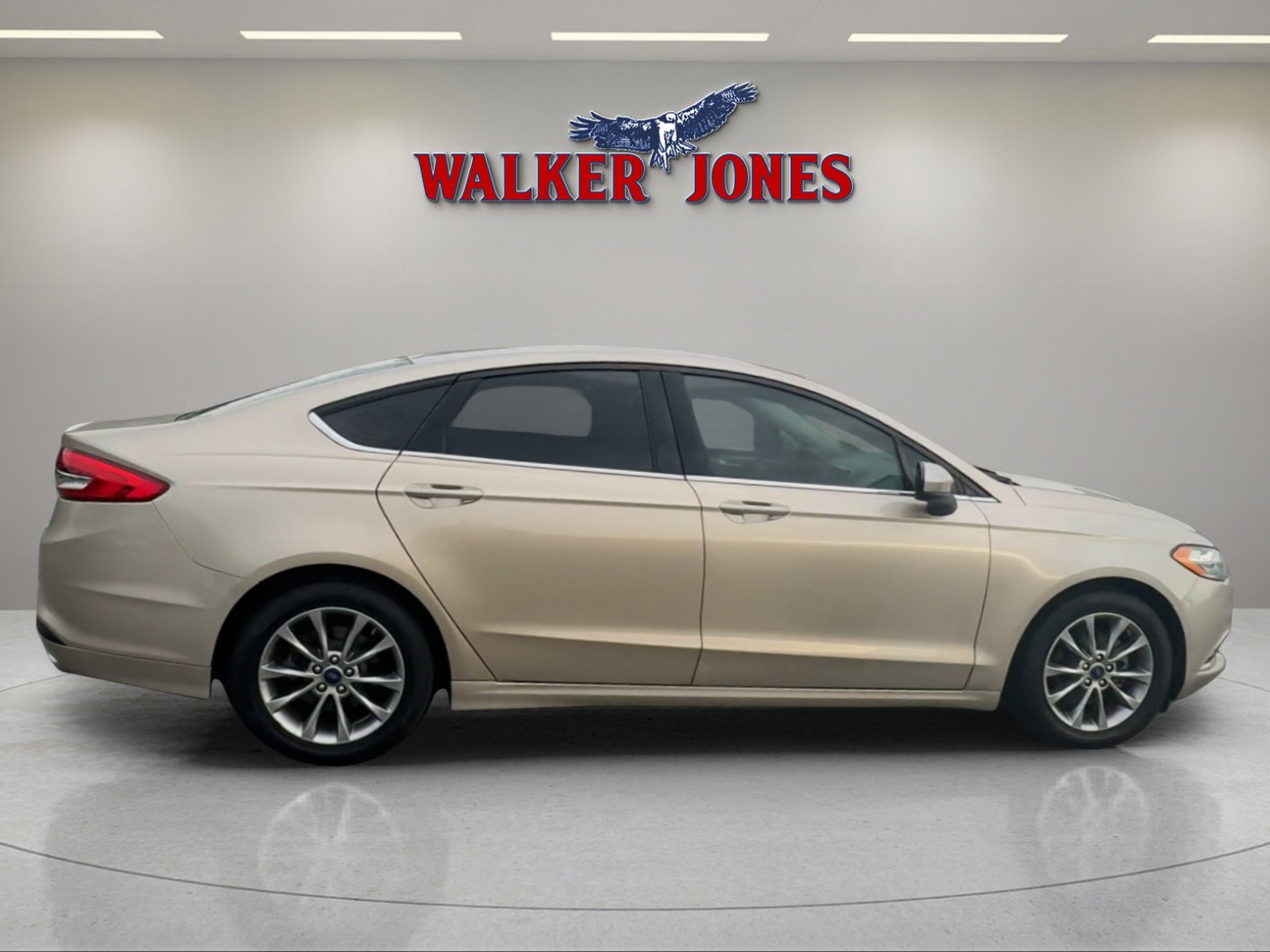Used 2017 Ford Fusion SE FWD image 2