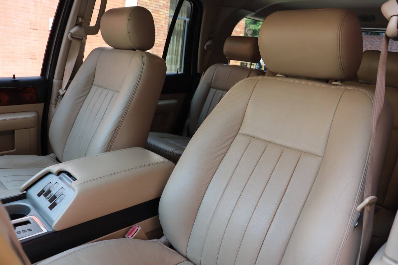 Used 2006 Lincoln Navigator Luxury RWD image 16