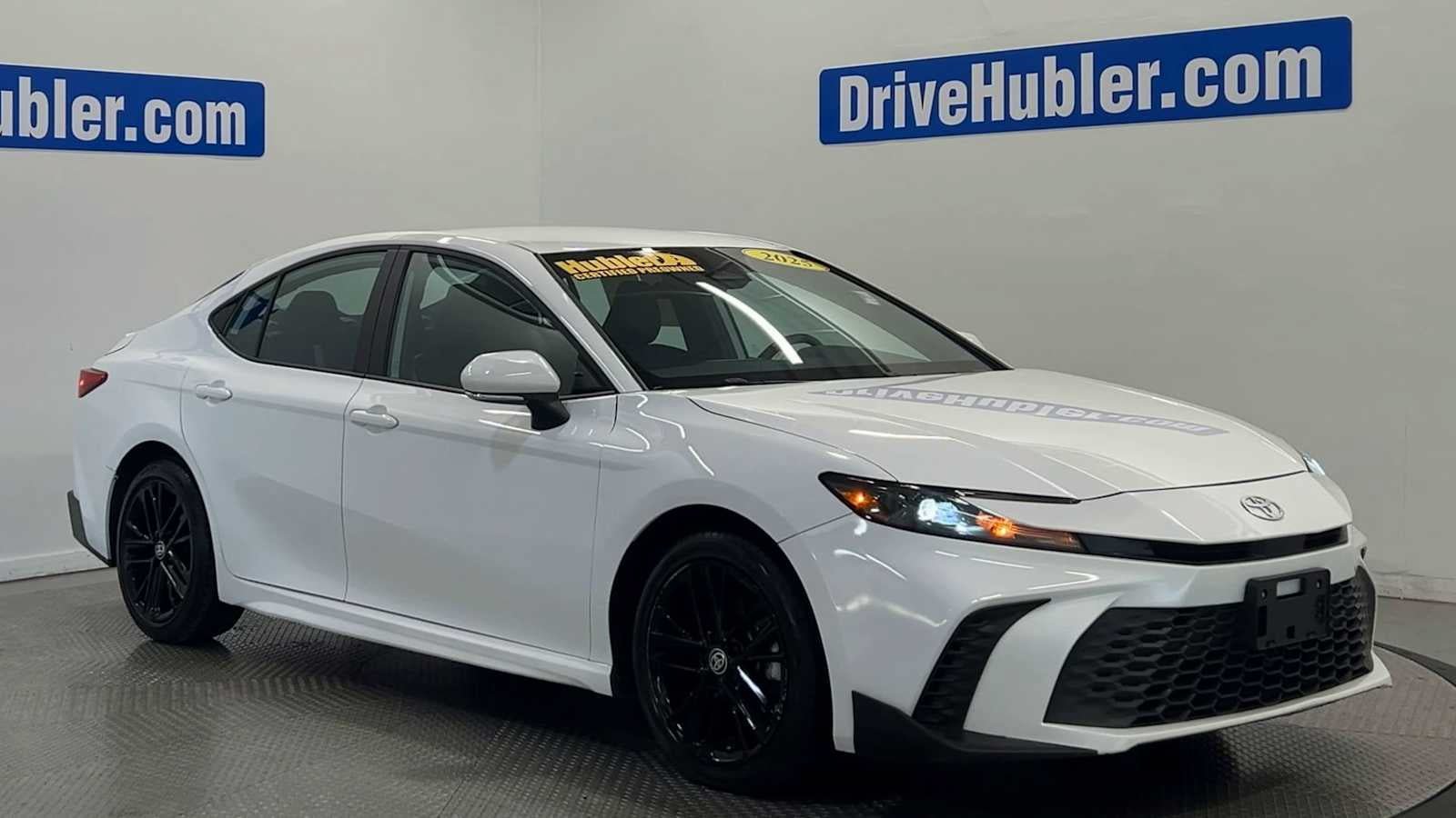 Used 2025 Toyota Camry SE FWD image 2
