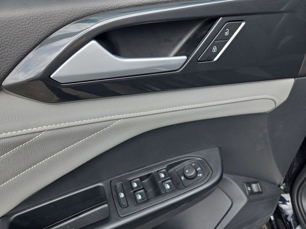 Used 2024 Volkswagen Taos SEL image 13