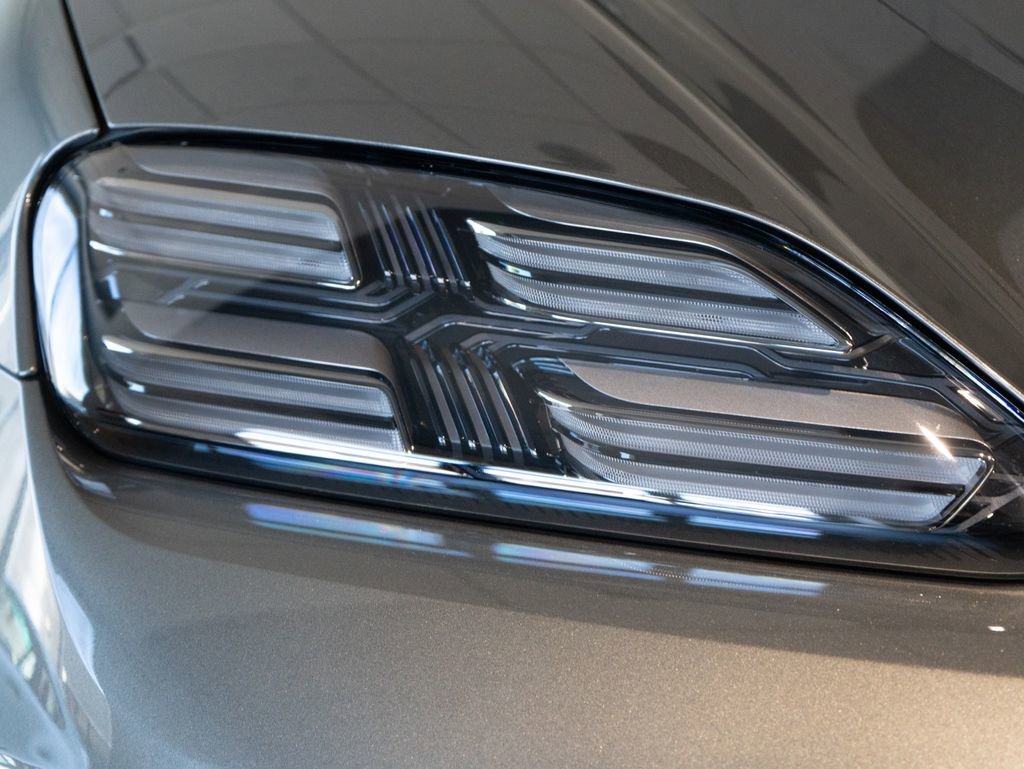 Certified 2025 Porsche Macan 4S Electric AWD/4WD image 32