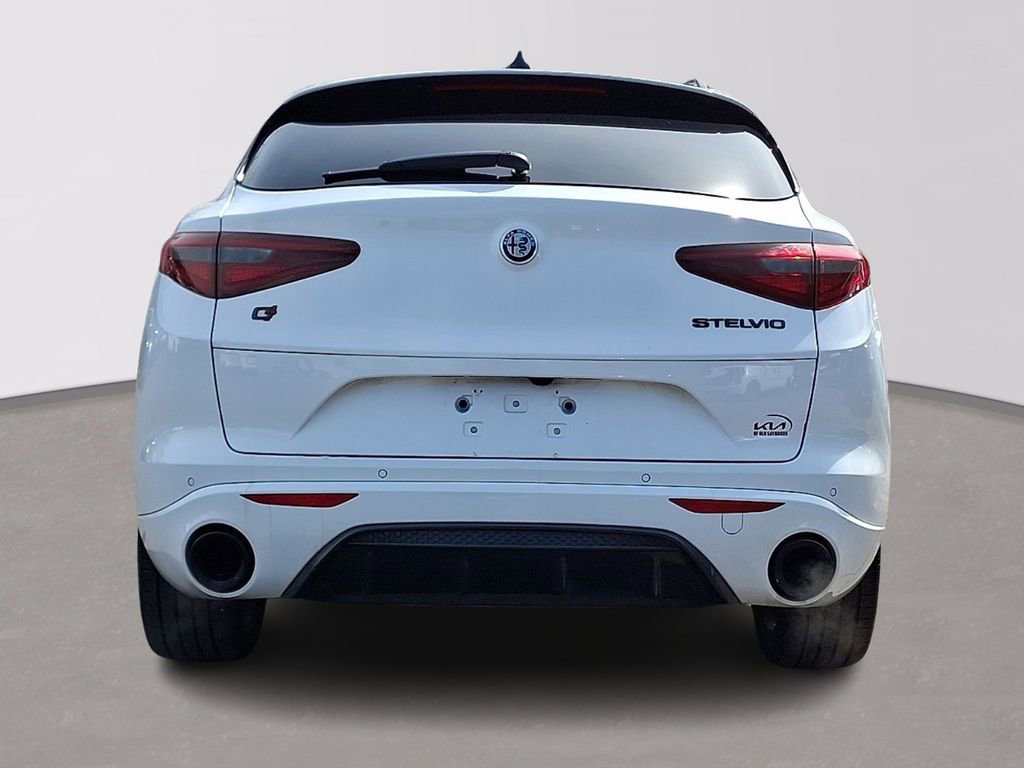 Used 2023 Alfa Romeo Stelvio Estrema image 5