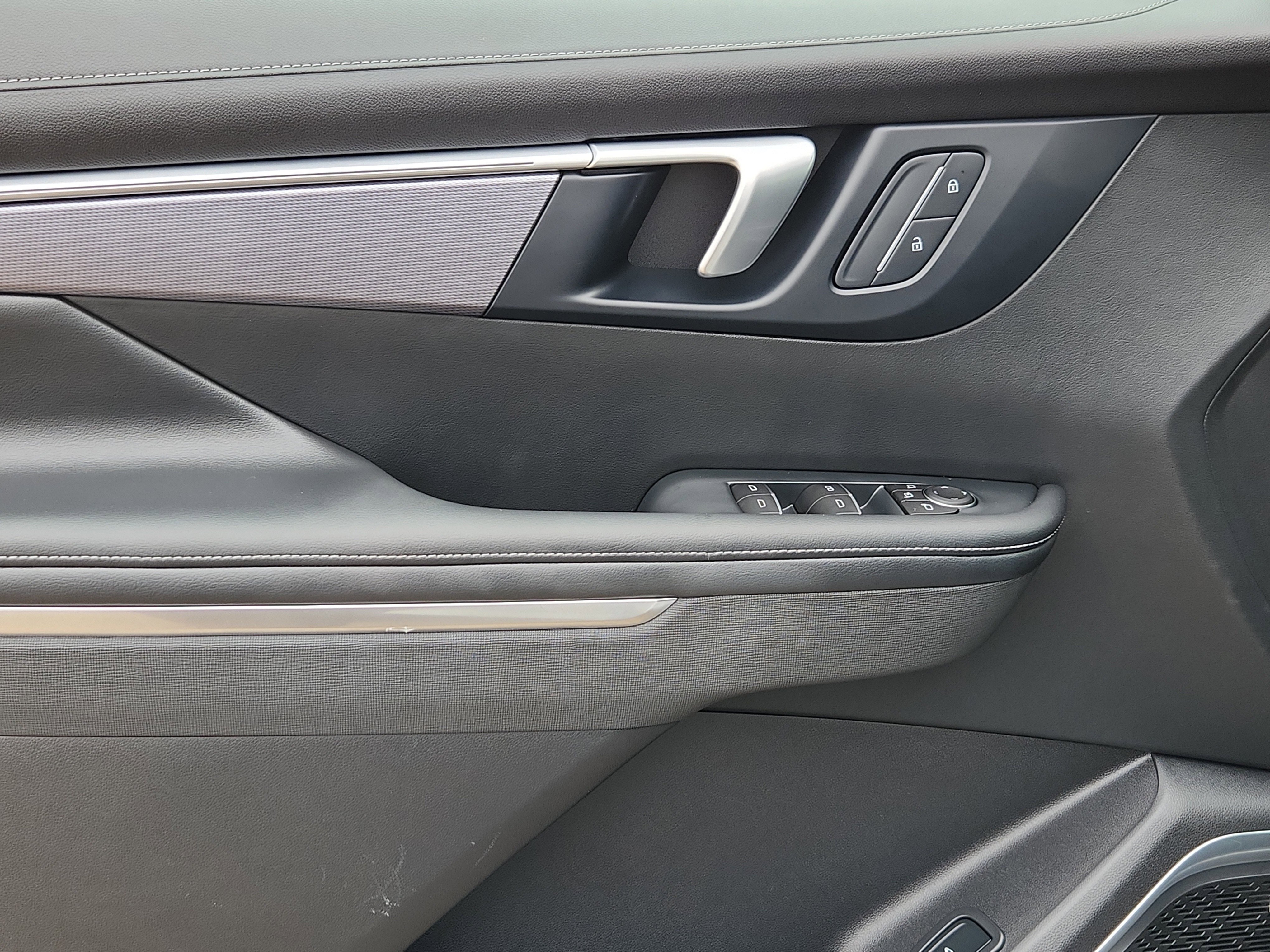 Used 2025 Buick Enclave Sport Touring image 6