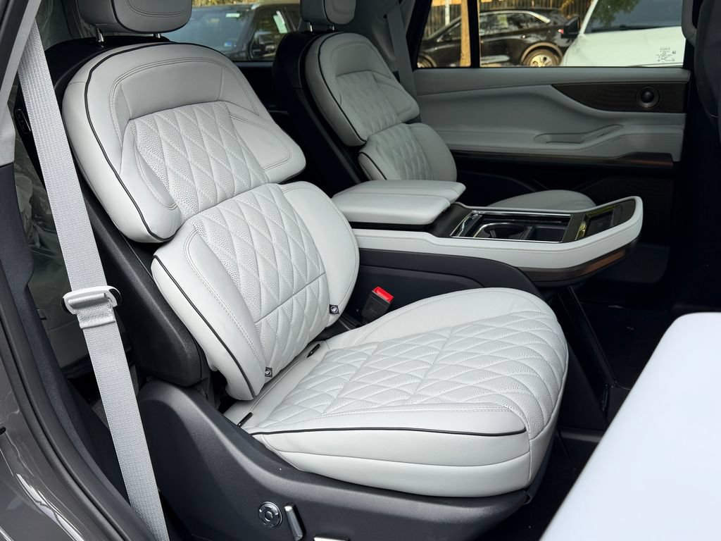 New 2026 Lincoln Navigator Black Label AWD/4WD image 19