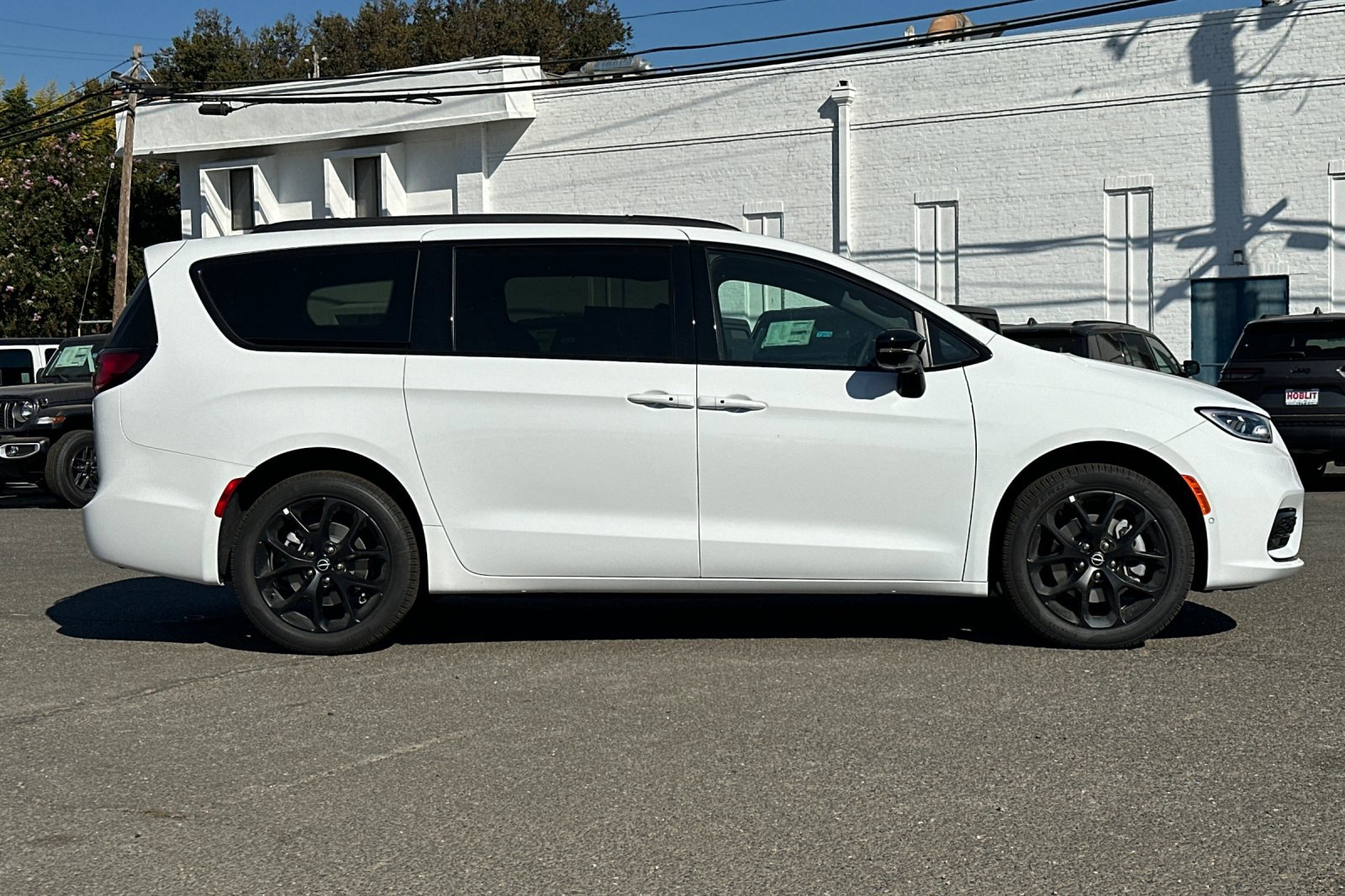 New 2026 Chrysler Pacifica Limited w/ S Appearance Package image 2