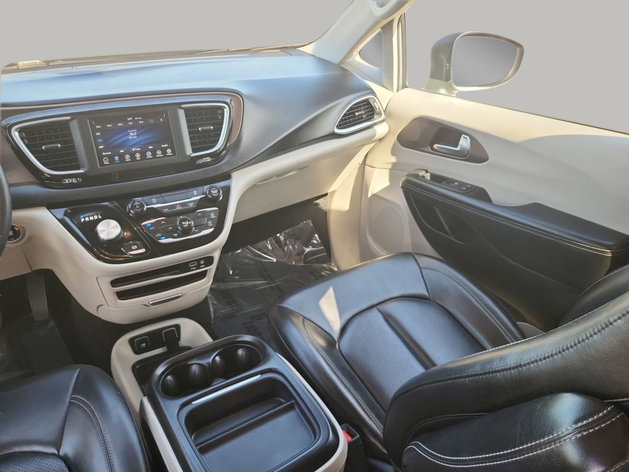 Used 2020 Chrysler Voyager Lxi image 8