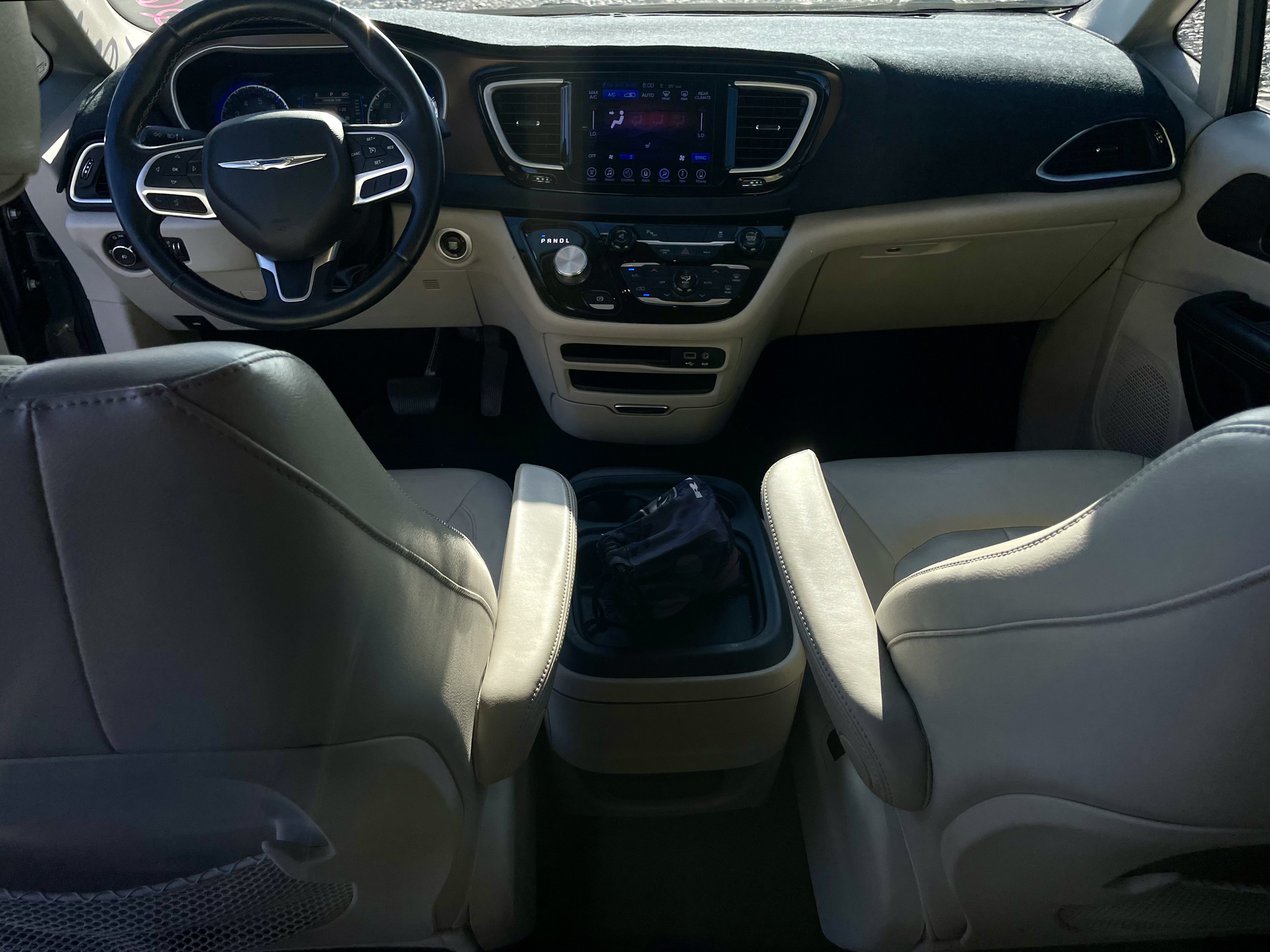 Used 2017 Chrysler Pacifica Touring-L FWD image 18