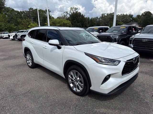 Used 2023 Toyota Highlander Limited FWD image 3