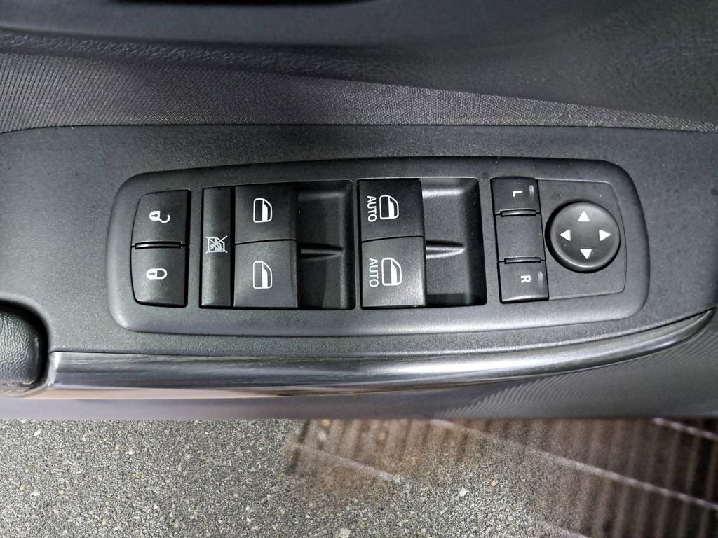 Used 2016 Jeep Cherokee Latitude w/ Cold Weather Group AWD/4WD image 28